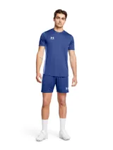 Short deportivo Under Armour de la línea Challenger, color azul con paneles laterales en tono más claro y logo de la marca en blanco. Confeccionado en tejido de punto ligero y transpirable, cuenta con cintura elástica y cordón interno.