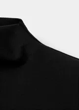 Top negro sin mangas, confeccionado en viscosa, poliamida y elastano, con cuello perkins y fruncidos en los laterales.
