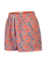 Short de baño RKF modelo Izam de color salmón, con estampado integral de peces en tonos azules y rojos. Posee cintura elástica con cordón ajustable blanco y bolsillos.