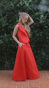 Pollera larga color rojo, de corte acampanado y cintura alta.