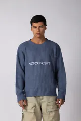 Sweater de punto acanalado en color azul, con cuello redondo y diseño de calce relajado. Presenta el logo bordado VCPCONCEPT en el centro del pecho.