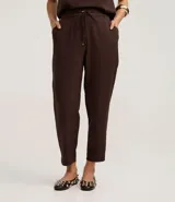 Pantalón de vestir femenino color marrón oscuro, de corte fluido y tiro medio/alto, con cintura elástica ajustable mediante cordón. Presenta bolsillos laterales y cierre frontal.