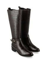 Bota de caña alta color marrón, con taco medio, capellada en cuero napa y caña en cuero croco. Presenta hebilla y apliques metálicos decorativos, panel trasero elastizado y cierre interior.