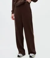 Pantalón de corte recto y cintura alta, confeccionado en una mezcla de poliéster, viscosa y elastano. Presenta una caída fluida y un acabado liso, ideal para un estilo sofisticado y cómodo.