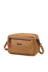 Bandolera de cuero sintético color marrón, con cierre principal y bolsillo frontal con cierre. Incluye correa ajustable y un dije colgante en forma de corazón color rosa.