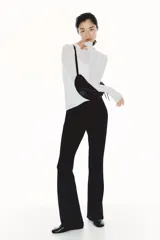 Leggings de punto color negro, de tiro alto con elástico oculto en la cintura y piernas acampanadas.