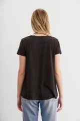 Remera de algodón peruano color naranja, de calce holgado, con largo irregular y ruedo redondeado.