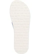 Ojotas de mujer con base celeste claro y suela con detalles de franjas blancas. Tira de tela con diseño geométrico en blanco y celeste, y logo de Tommy Hilfiger impreso en la plantilla.