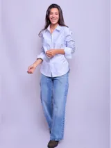 Camisa de vestir entallada a rayas verticales celestes y blancas, de manga larga y cuello clásico.