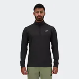 Buzo deportivo New Balance de manga larga, color negro, con cuello alto y cierre de cremallera de un cuarto. Presenta un pequeño logo reflectante NB en el pecho.