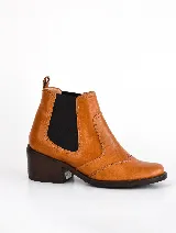 Botín Chelsea de cuero color bordó, con elástico lateral negro y taco bajo cuadrado.