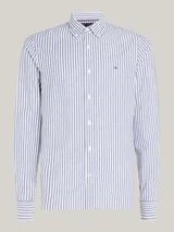 Camisa de hombre Tommy Hilfiger de corte slim, confeccionada en popelín de algodón con tecnología Flex. Diseño a rayas verticales azules y blancas, cuello con botones y logo bordado en el pecho.