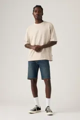 Short de denim azul de corte estándar, tiro medio y diseño clásico de cinco bolsillos.