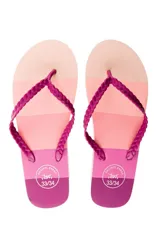 Ojotas con diseño a rayas horizontales en tonos rosa y fucsia. Tiras trenzadas color fucsia.