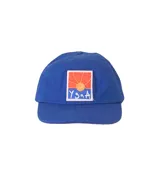 Gorro azul con visera y parche bordado con un sol naciente y letras blancas.