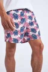 Short de baño con cintura elástica y cordón ajustable, confeccionado en tela ligera de secado rápido. Presenta un estampado botánico integral en tonos amarillos, blancos y azules, con dos bolsillos delanteros y uno posterior.