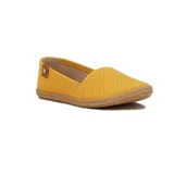 Zapatilla casual Moleca para mujer, tipo alpargata baja de color amarillo, con perforaciones en toda la capellada para mayor ventilación, suela texturizada tipo yute y detalle de aplique marrón con un corazón metálico en el talón.