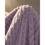 Conjunto de pijama de dos piezas confeccionado en plush suave con textura de ochos. Incluye una remera de manga larga con cuello redondo y un pantalón de corte recto con cintura elástica.