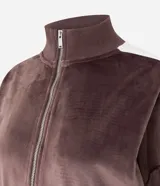 Campera deportiva de plush color celeste, con cierre frontal, cuello alto y franjas laterales blancas en las mangas. Presenta puños y ruedo acanalados.