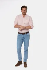Pantalón de jean skinny celeste con spandex, tiro medio y corte ajustado.