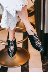 Zapatos tipo blucher de terciopelo de seda con diseño rayado en negro y oro. Presentan una abertura central ajustable con cordones, ribetes en contraste y detalles en piel con acabado de pitón multicolor en la puntera y el talón. Cuentan con suela de cuero e interior forrado en piel.