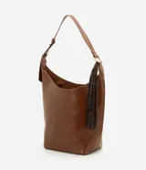 Bolso tipo bucket grande Satinato en color marrón, confeccionado en PU. Presenta asa de hombro ajustable, herrajes metálicos dorados, detalle de borla decorativa lateral con textura símil serpiente y un pequeño monedero o estuche removible con cierre unido por una tira.