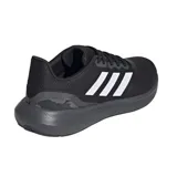 Championes Adidas Runfalcon 3.0 negros con las tres tiras blancas.