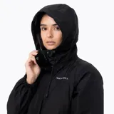 Campera impermeable Merrell de corte técnico, color negro, con capucha ajustable, cierre frontal waterproof, bolsillos frontales con solapa, ventilación bajo las axilas y puños ajustables.