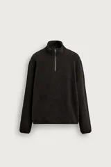 Sudadera regular fit confeccionada en tejido de borreguillo de color negro, con cuello subido, cierre frontal de cremallera corta y manga larga con puños elásticos.