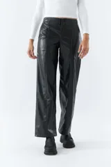 Pantalón marrón de cuero sintético, tiro medio, corte recto cropped y detalle de costuras verticales.