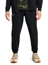 Pantalón de jogging Under Armour color negro, de corte holgado, con cintura elástica ajustable con cordón, bolsillos laterales y logo de la marca en la pierna izquierda.