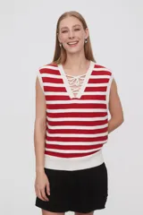Musculosa sin mangas de tejido de punto con rayas horizontales rojas y blancas, escote en V con cordones y corte holgado.