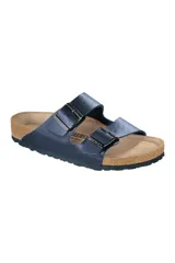 Sandalias Birkenstock Arizona con plantilla contorneada de corcho y látex, empeine de cuero sintético Birko-Flor® color azul, forro de plantilla de gamuza y suela de EVA.