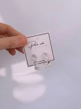 Aros argollas de diseño texturado y transparente, fabricados en acrílico.