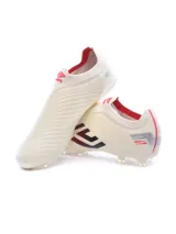 Championes de fútbol Umbro Victory HG, color negro con detalles en gris. Diseño sin cordones con ajuste tipo calcetín.