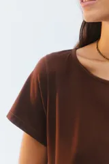 Remera negra de corte evasé y largo corto, con escote redondo y mangas cortas.
