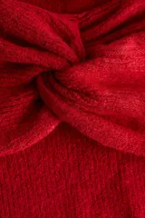 Buzo de punto acanalado color rojo, con escote off-the-shoulder y detalle de nudo frontal.