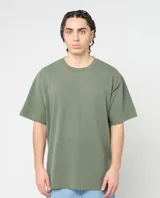 Remera de manga corta en color verde oliva, con cuello redondo y corte holgado. Presenta un acabado desgastado que le otorga un aspecto vintage.