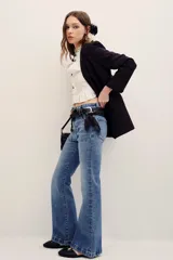 Saco sastrero negro de corte oversize, con solapas clásicas, bolsillos con solapa en los laterales y hombreras incorporadas.