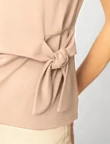 Remera de manga corta color verde militar, con cuello redondo y detalle de lazo ajustable en el lateral de la cintura que crea un efecto drapeado.