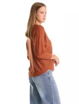 Buzo de tejido fino con escote en V, mangas tres cuartos estilo dolman y corte holgado.