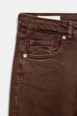 Jeans de tiro alto con diseño cropped flare, confeccionados en denim azul con acabado desgastado. Presentan cinco bolsillos, cierre frontal con cremallera y botón metálico, y bajo con terminación sin costuras.