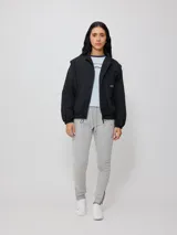 Campera rompevientos Rusty de nylon, color rosa y azul marino, con cierre frontal y puños elastizados.