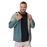 Campera Rusty modelo Aidan, de diseño bicolor con cuerpo en verde petróleo y mangas en gris claro. Cuenta con capucha, cierre frontal completo y puños elásticos.