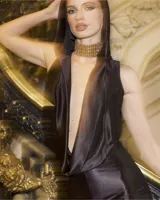 Catsuit anatómico negro de lycra elastizada, con capucha y escote pronunciado.