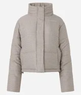 Campera puffer Marfinno con estampa de cuadros mini en tonos beige y negro, de corte recto, cuello alto y cierre frontal con cremallera. Cuenta con mangas largas y forro interior.