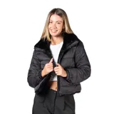 Campera de piel sintética negra, con cuello alto y cierre frontal. Diseño corto y holgado con acabado suave.