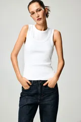 Musculosa blanca de punto acanalado, con escote redondo y tirantes anchos.