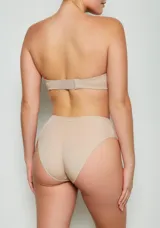Corpiño strapless de tricot con preformado, aro interno y elástico siliconado en el escote para mayor sostén. Incluye breteles desmontables y prolongador.