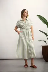 Vestido camisero midi a rayas verticales verdes y blancas, con cuello camisero, mangas cortas y lazo en la cintura.